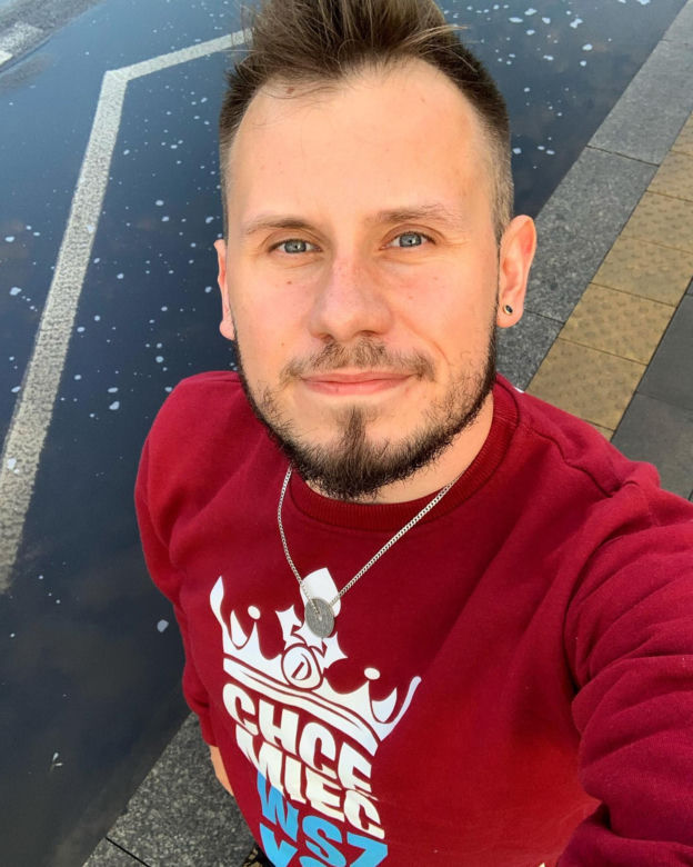 Łukasz Kachnowicz był księdzem, jest gejem i walczy z PiS