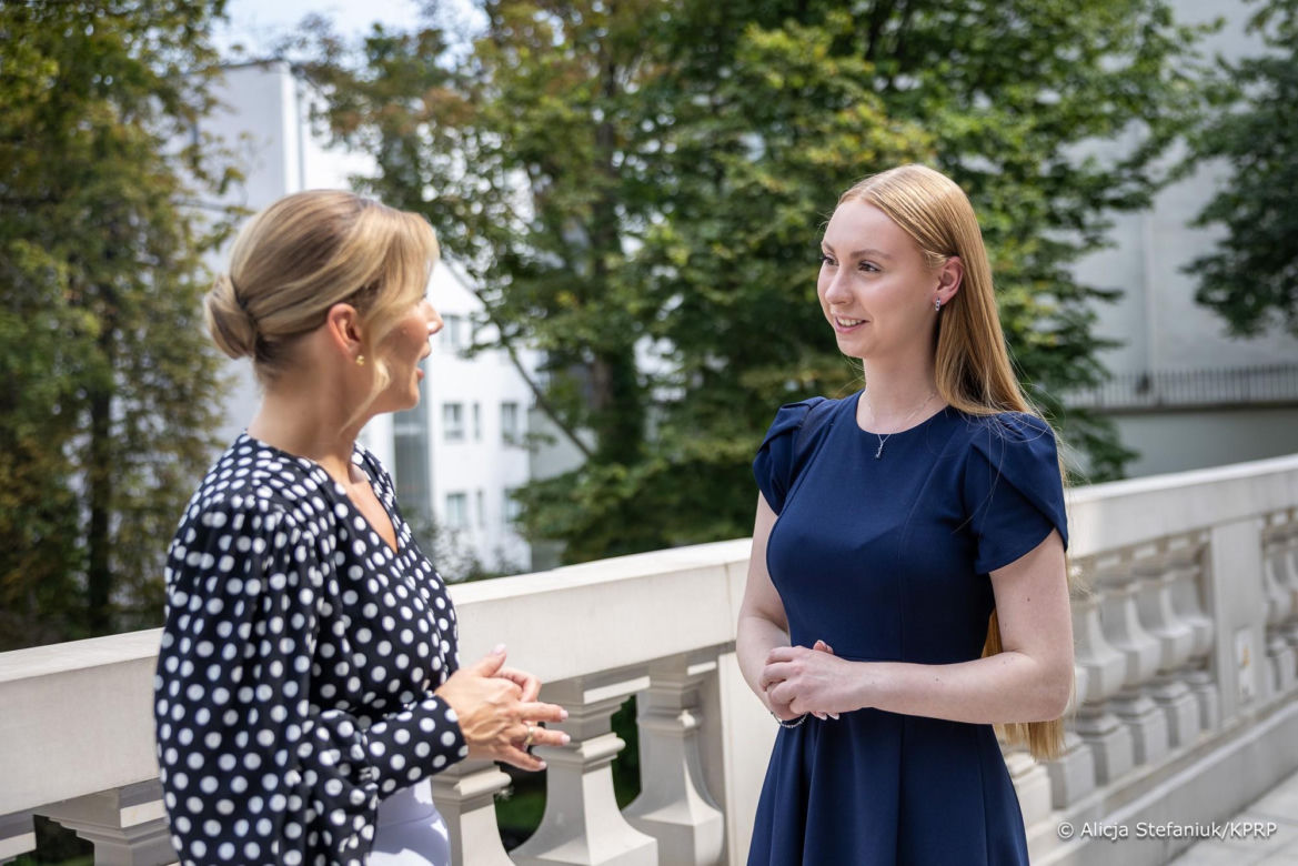 Marta Nawrocka w modnych groszkach powitała bizneswoman z USA. Wśród nich Alicja Bachleda-Curuś
