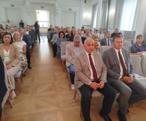 Dwie lokalne inwestycje z wysokim wsparciem unijnym. Umowy na budowę wiaduktu warszawskiego w Siedlcach i rozwój bioróżnorodności w Mrozach – już podpisane!