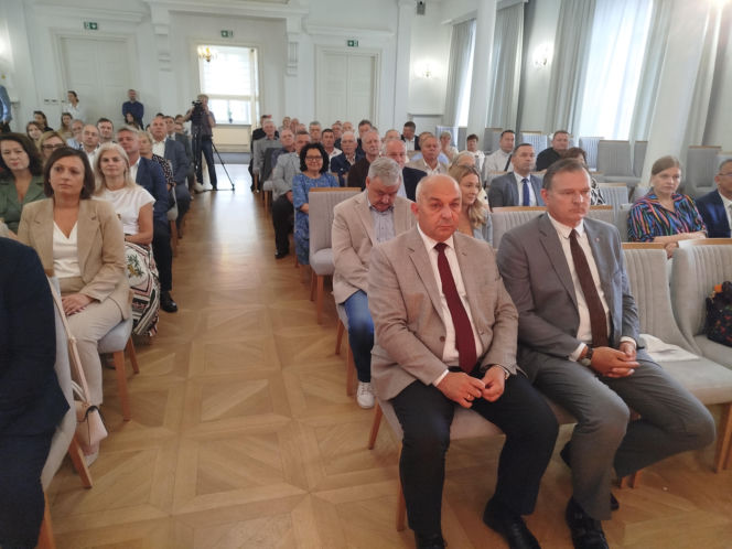 Dwie lokalne inwestycje z wysokim wsparciem unijnym. Umowy na budowę wiaduktu warszawskiego w Siedlcach i rozwój bioróżnorodności w Mrozach – już podpisane!