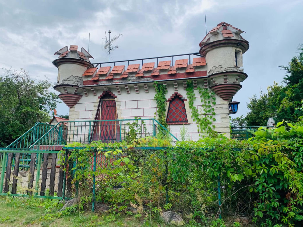 Zamek powstał w latach 90. w Żurczynie koło Bydgoszczy, prawdopodobnie na wzór niemieckiego pałacu Drachenburg
