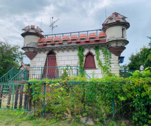Zamek powstał w latach 90. w Żurczynie koło Bydgoszczy, prawdopodobnie na wzór niemieckiego pałacu Drachenburg