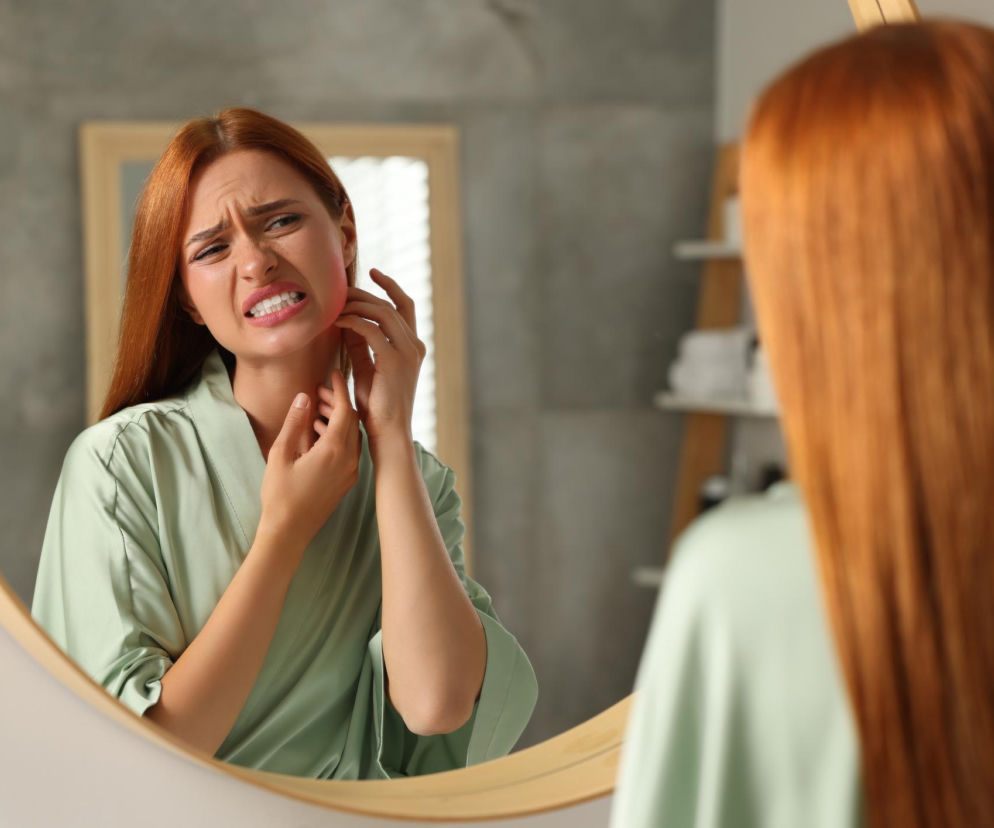 To najczęstszy błąd pod prysznicem i większość z nas robi go codziennie. Sprawdź, jak odwrócić szkody w 3 minuty