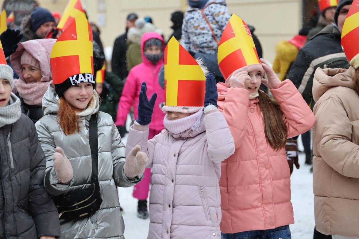 Orszak Świętego Mikołaja 2023 przeszedł przez Lublin. Było śnieżnie i radośnie! 