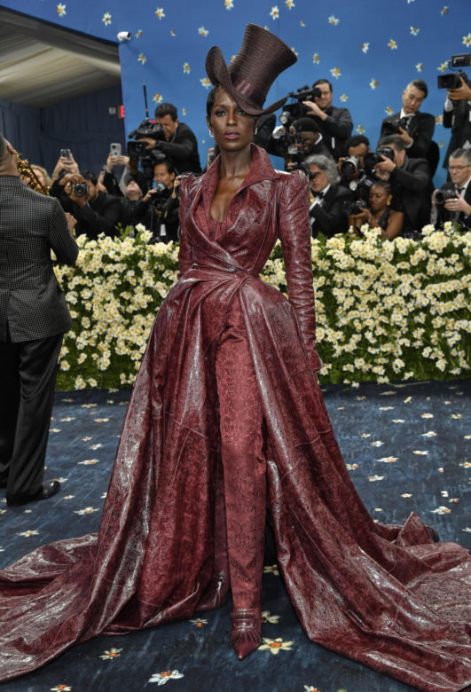 Najgorsze stylizacje na Met Gali 2025. Fotrepian na plecach to dopiero początek
