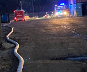 Kolejny pożar na terenie zakładu recyklingu w Przysiece Polskiej niedaleko Kościana