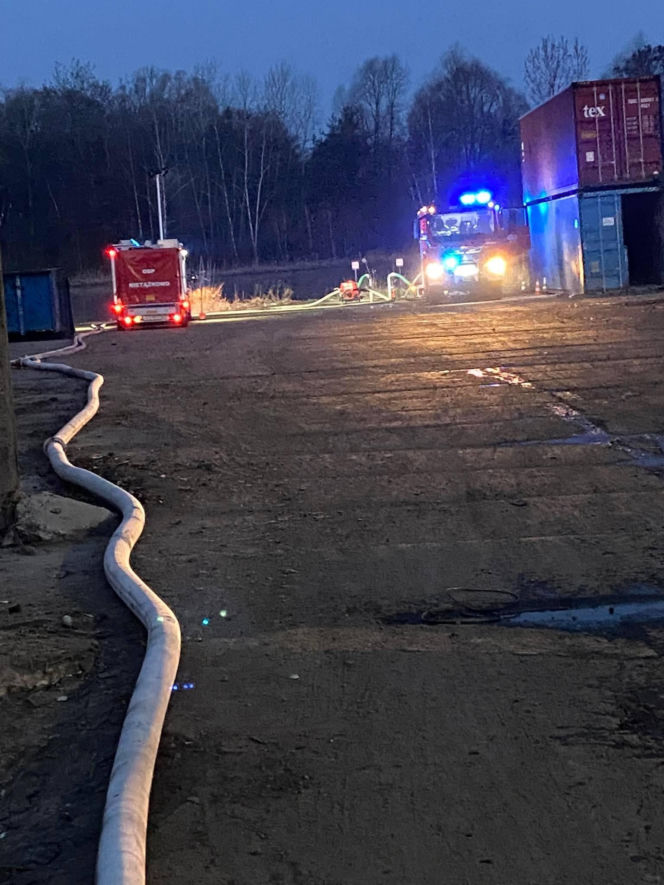 Kolejny pożar na terenie zakładu recyklingu w Przysiece Polskiej niedaleko Kościana