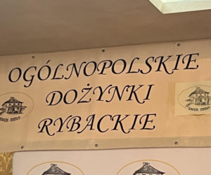 XX Dożynki Rybackie pod Lublinem. Goście ustawiali się w kolejce po rybne specjały