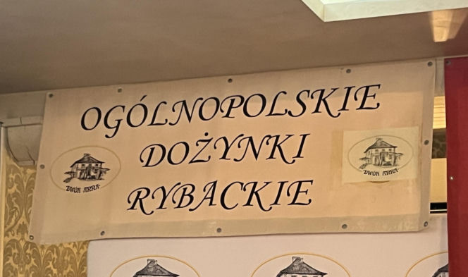 XX Dożynki Rybackie pod Lublinem. Goście ustawiali się w kolejce po rybne specjały