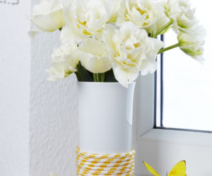 Dodatki w stylu marynistycznym DIY: wazon w oplocie ze sznura