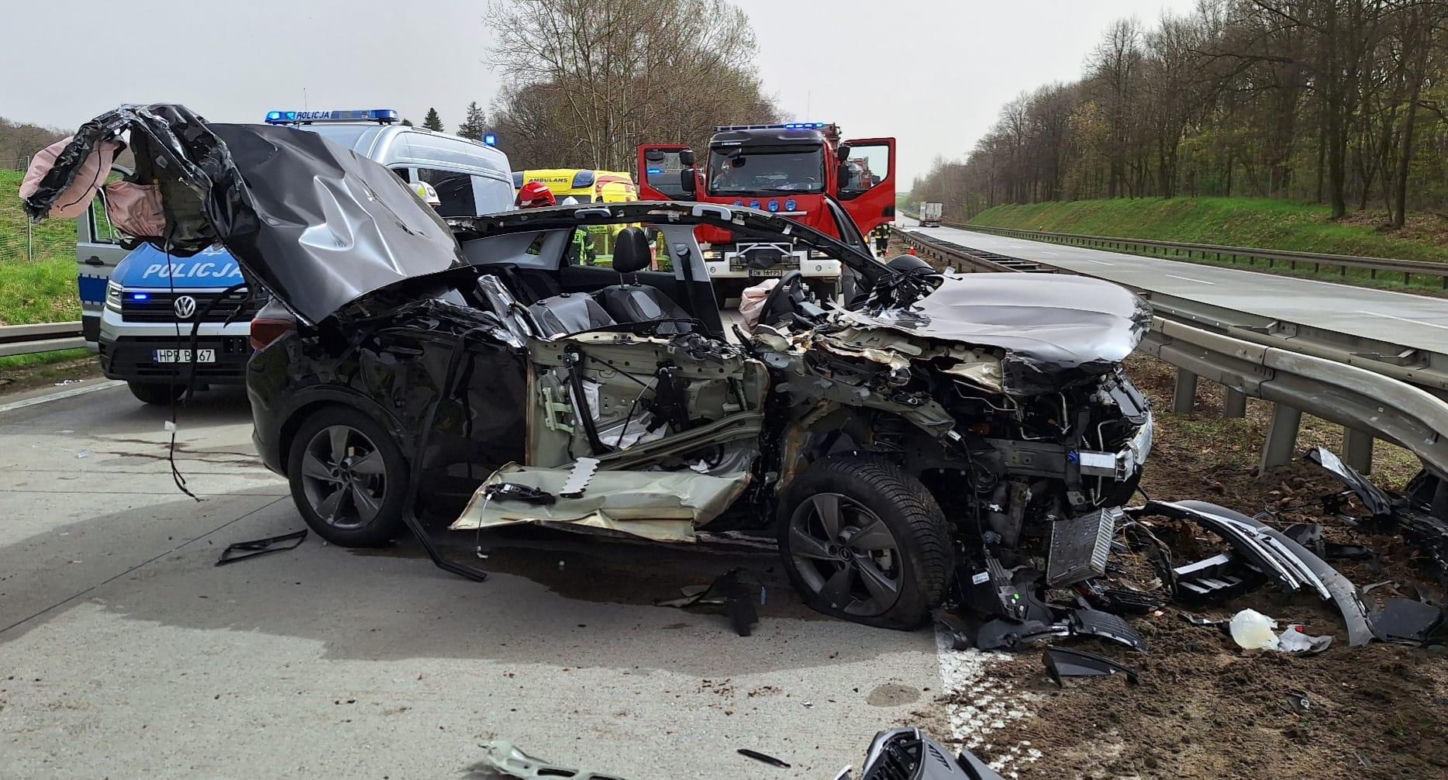 Potężny SUW roztrzaskał się o przyczepę ciężarówki. Co z kierowcą? 