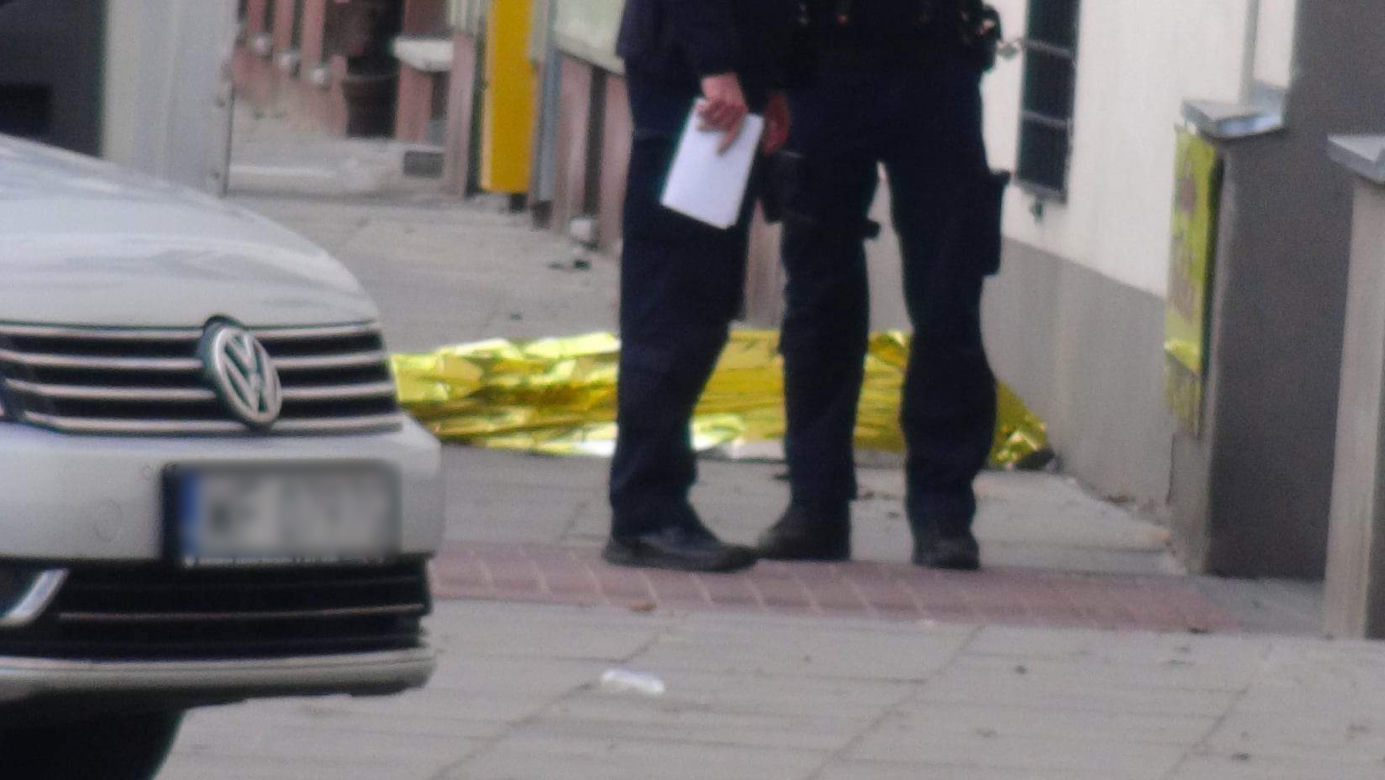 Dramatyczna akcja ratunkowa na warszawskiej Pradze. Upadł na ziemię i umarł