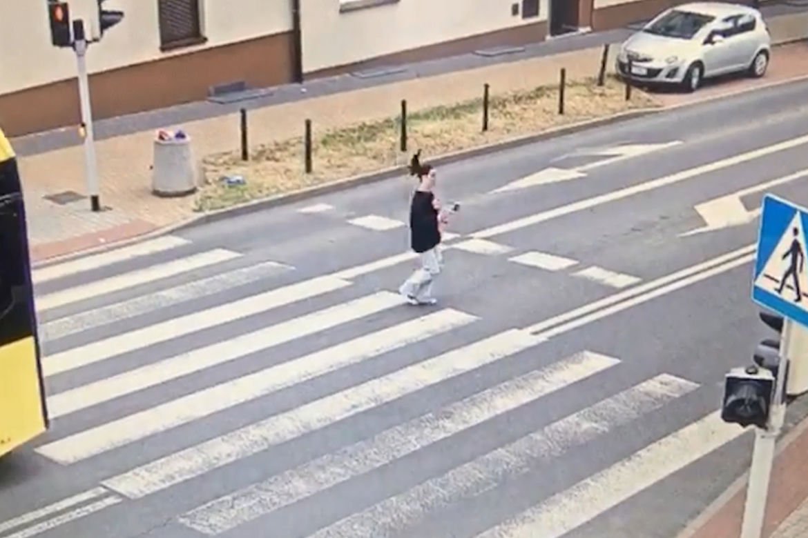 Magda wybiegła na pasy zza autobusu. Potrącił ją samochód. Nagranie wbija w fotel