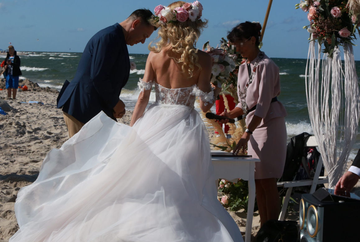 Małgorzata Opczowska wzięła ślub z Jackiem Łęskim na plaży