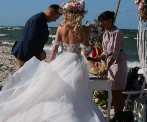 Małgorzata Opczowska wzięła ślub z Jackiem Łęskim na plaży