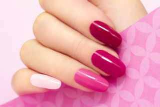 Manicure winylowy: na czym polega? Manicure krok po kroku