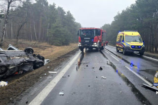 Groźny wypadek pod Toruniem! Zderzyły się osobówka i ciężarówka