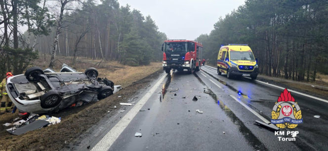 Groźny wypadek pod Toruniem! Zderzyły się osobówka i ciężarówka