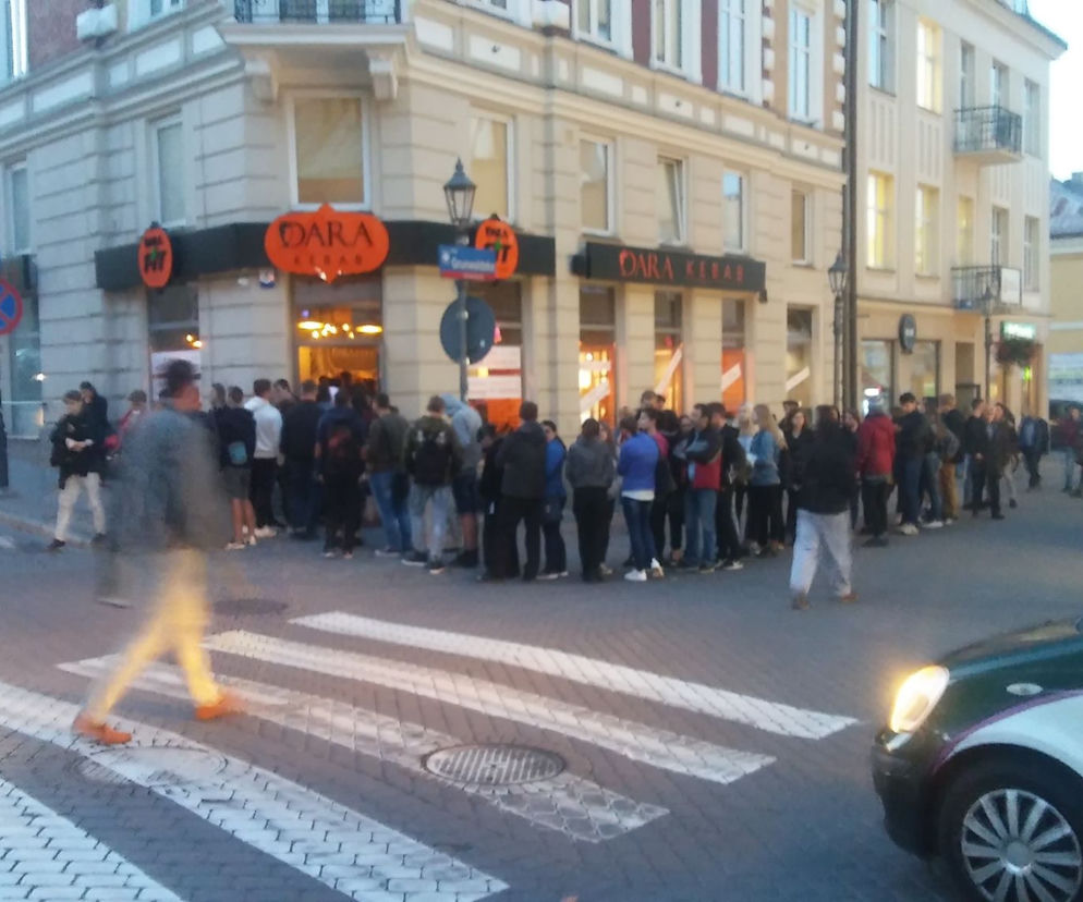 Kebaby za darmo wywołały wczoraj poruszenie w Rzeszowie. Przyszły TŁUMY!