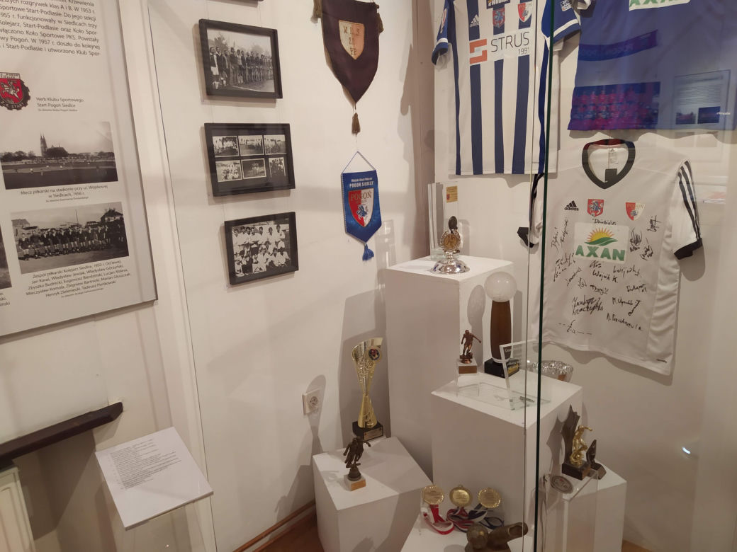 Zdjęcia z otwarcia wystawy o historii piłki nożnej w siedleckim Muzeum Regionalnym