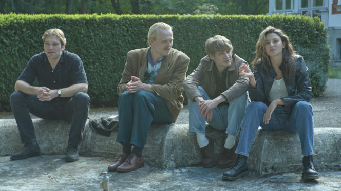 Wojna zastępcza odc. 1. Budyń (Piotr Witkowski), Gutek (Karol Bernacki), Artur (Mateusz Więcławek), Zuza (Waleria Gorobets)