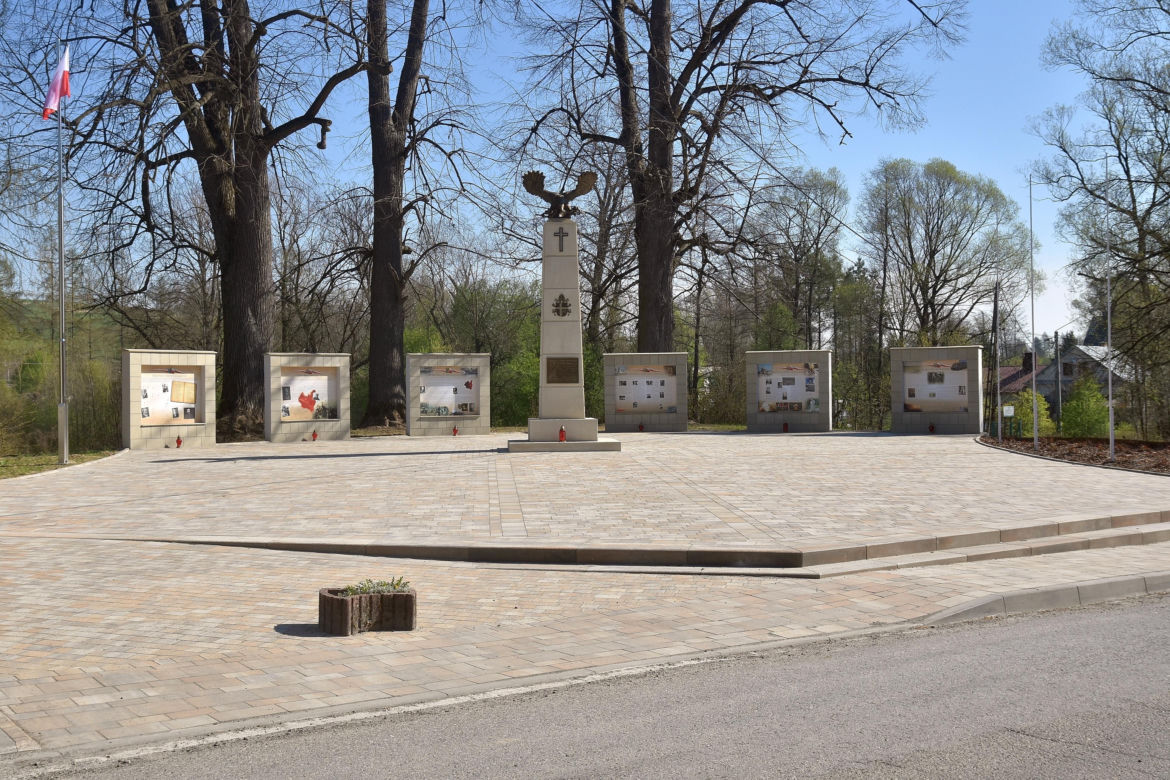 To miasto ma jeden z najpiękniejszych ratuszy w Małopolsce. Leży blisko najcieplejszego miejsca w województwie