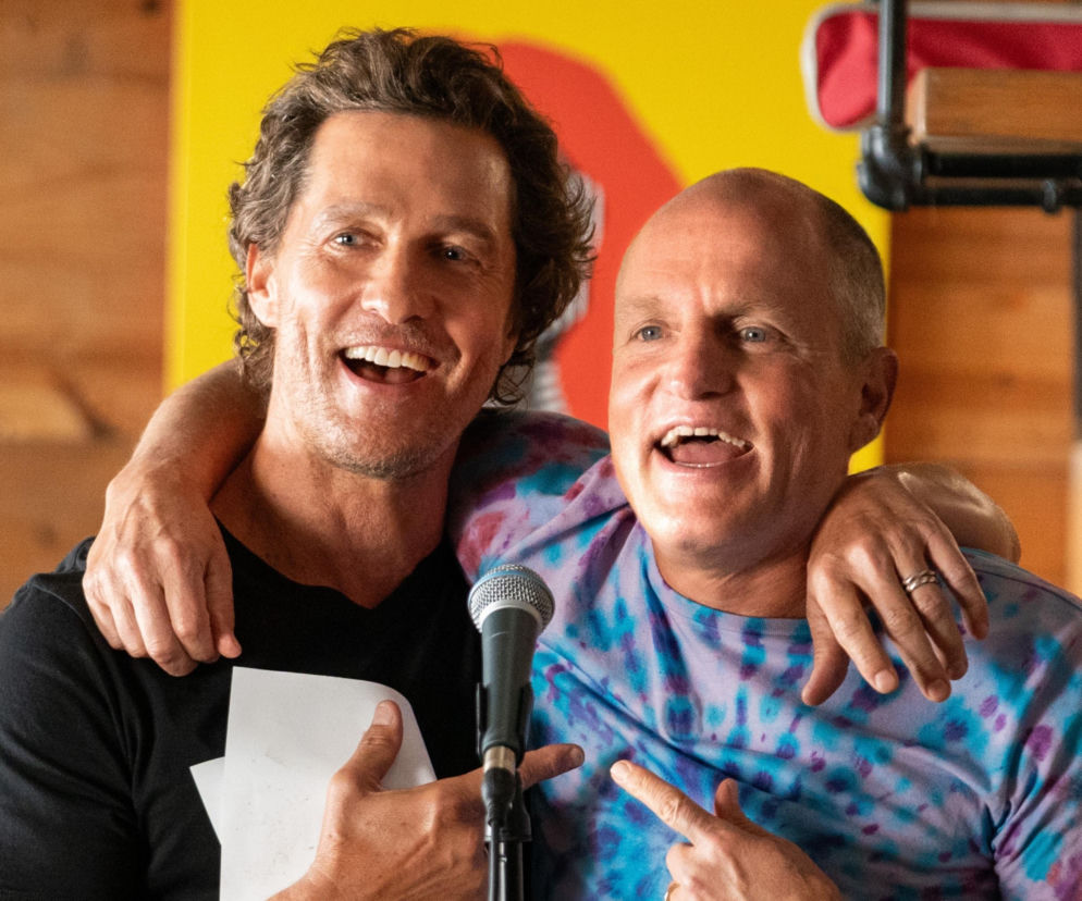 Matthew McConaughey i Woody Harrelson obejmują się i śmieją przed mikrofonem. O ich nowym serialu przeczytasz na SE.