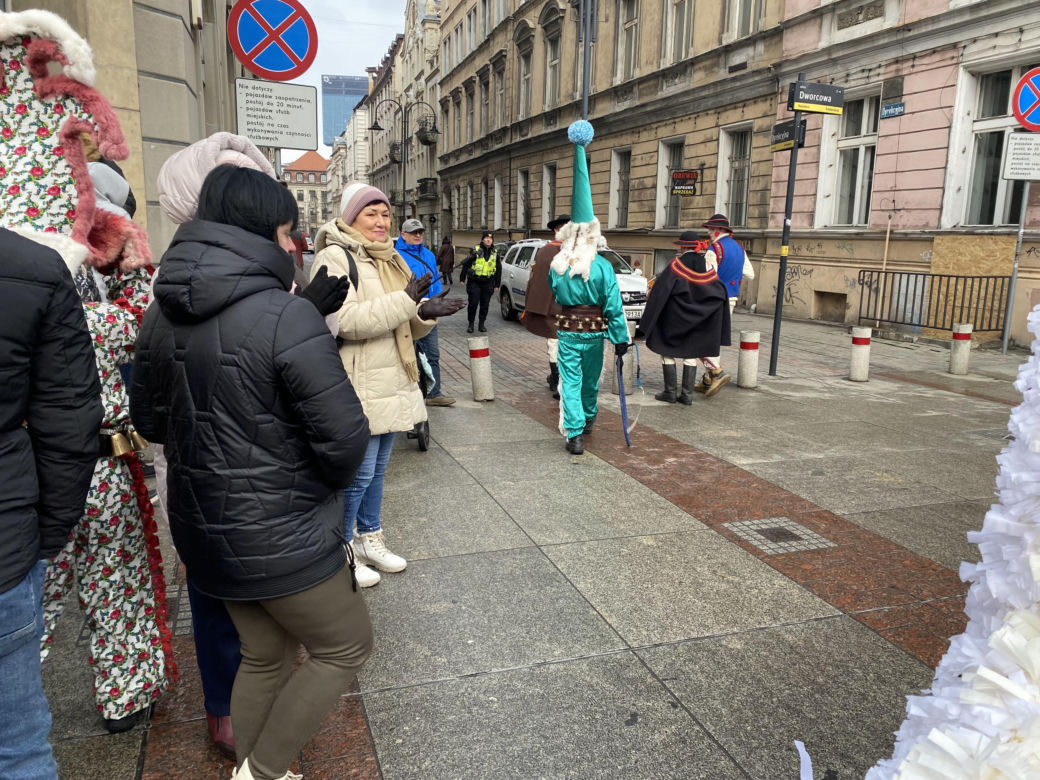 Żywieckie dziady narobiły larma w Katowicach. Barwny korowód przeszedł ulicami miasta