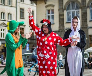 Nietypowa walka w centrum Krakowa: Zobacz zdjęcia z bitwy na poduszki! [GALERIA]