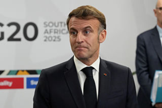 Latami okradali Macrona! Trop prowadzi do Luwru?