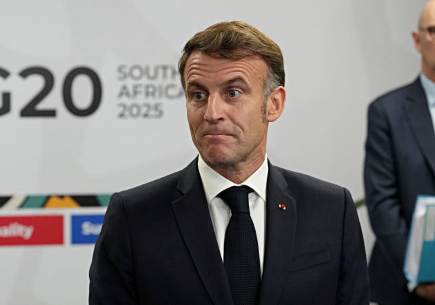 Latami okradali Macrona! Trop prowadzi do Luwru?