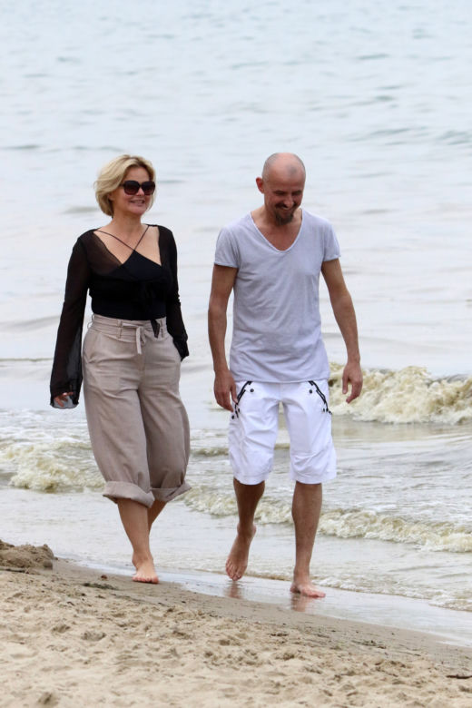 Monika Richardson z ukochanym na plaży