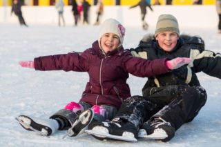 Najlepsze lodowiska w Warszawie. Gdzie wybrać się na łyżwy w stolicy? [ADRESY, CENY, GODZINY OTWARCIA]
