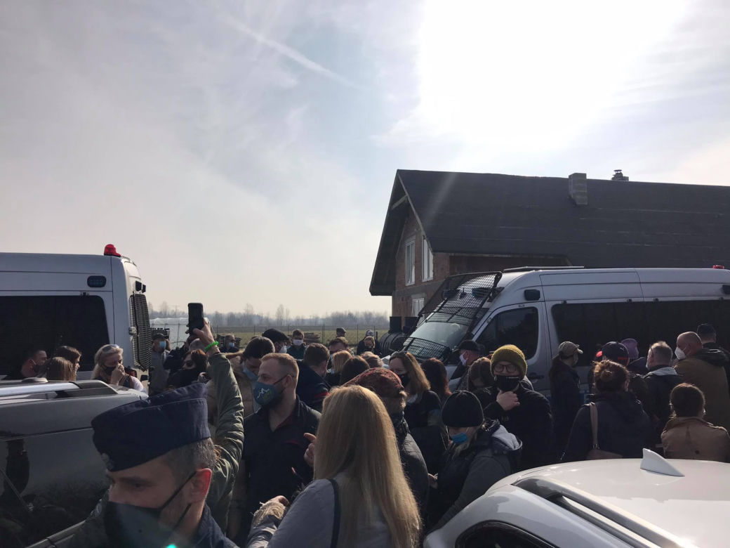 Wielka licytacja koni pod Łodzią zatrzymana przez... sanepid! Na miejscu policja i wściekli kupujący