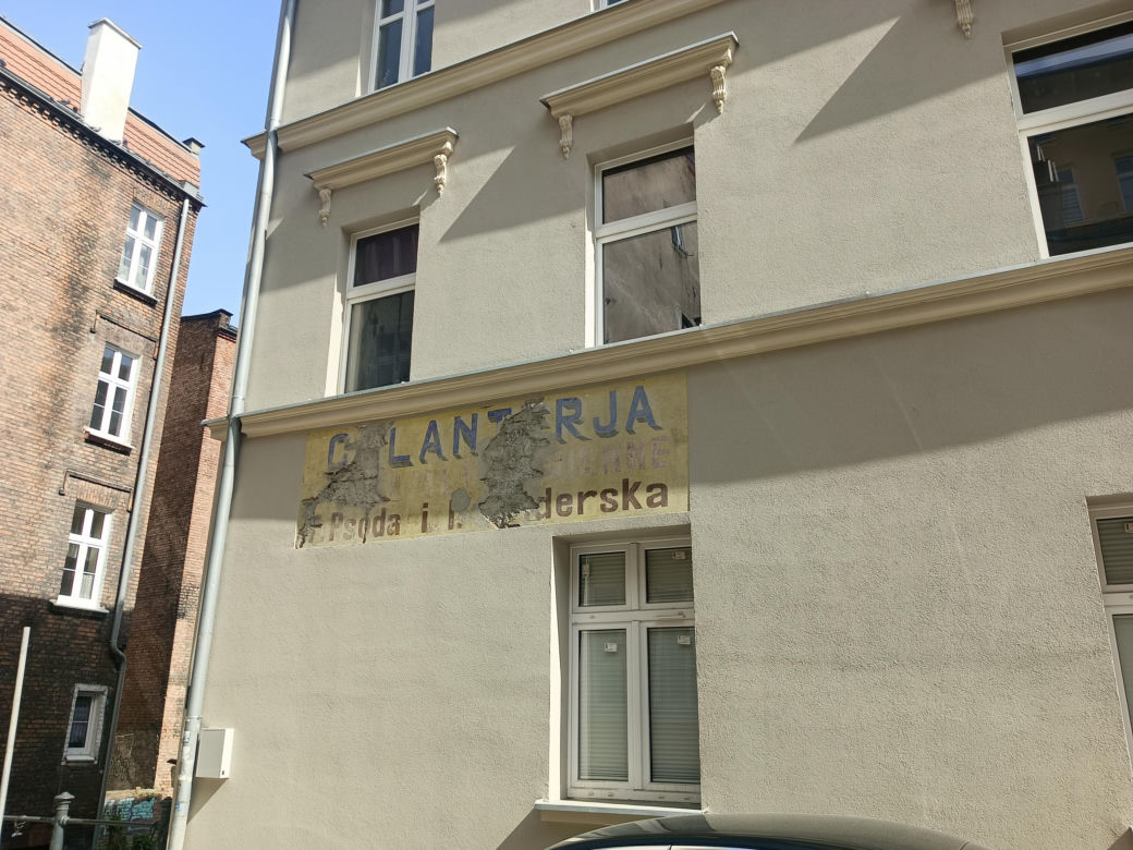 Tak zmieniła się Biskupia Górka. Zrewitalizowano kamienice. Zdjęcia przed i po 