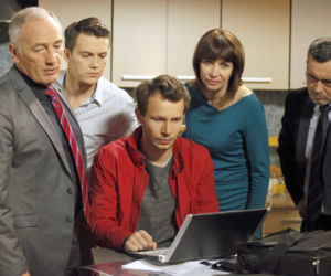 Pierwsza miłość. Karol Weksler (Karol Strasburger), Igor (Rafał Mohr), Grażyna (Grażyna Wolszczak), Natan (Krzysztof Kwiatkowski), Radek (Mateusz Banasiuk)