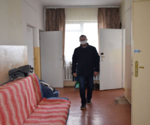 Nie chce się kąpać z obcymi kobietami pod prysznicem