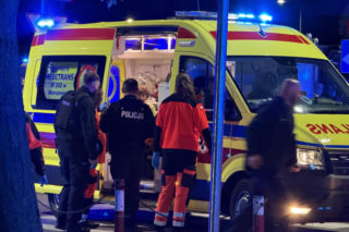 Nocny pożar mieszkania w Warszawie. Dwie osoby w szpitalu, ewakuowano mieszkańców