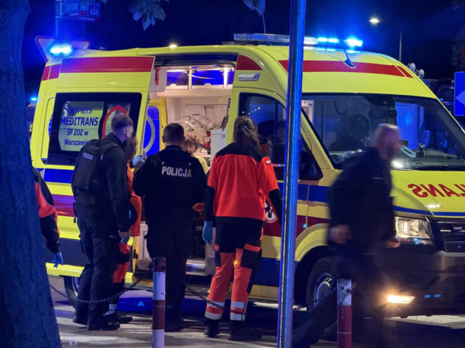 Nocny pożar mieszkania w Warszawie. Dwie osoby w szpitalu, ewakuowano mieszkańców