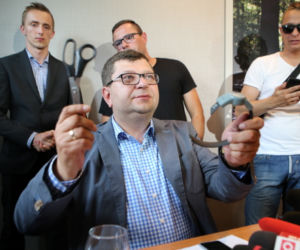 OBALIŁ RZĄD, ZAMKNĄ GO W WIĘZIENIU