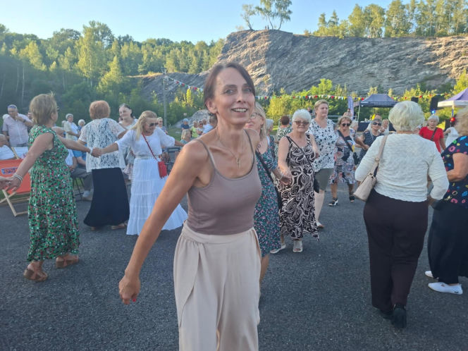Gorący letni wieczór w Starachowicach! Międzypokoleniowa potańcówka opanowała Szlakowisko [FOTORELACJA]