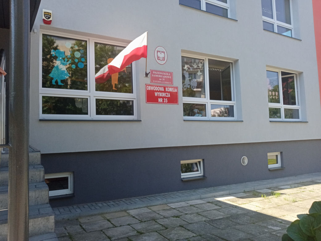 Kolejka do lokalu wyborczego w Kielcach