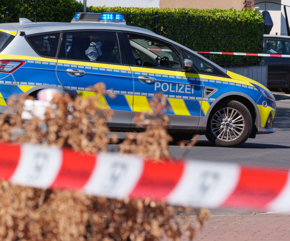 Radiowóz niemieckiej policji za biało-czerwoną taśmą odgradzającą. O wypadku Polaka w Niemczech przeczytasz na SE.
