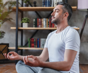 Praca zdalna podczas COVID-19: Wskazówki dotyczące poprawy zdrowia psychicznego