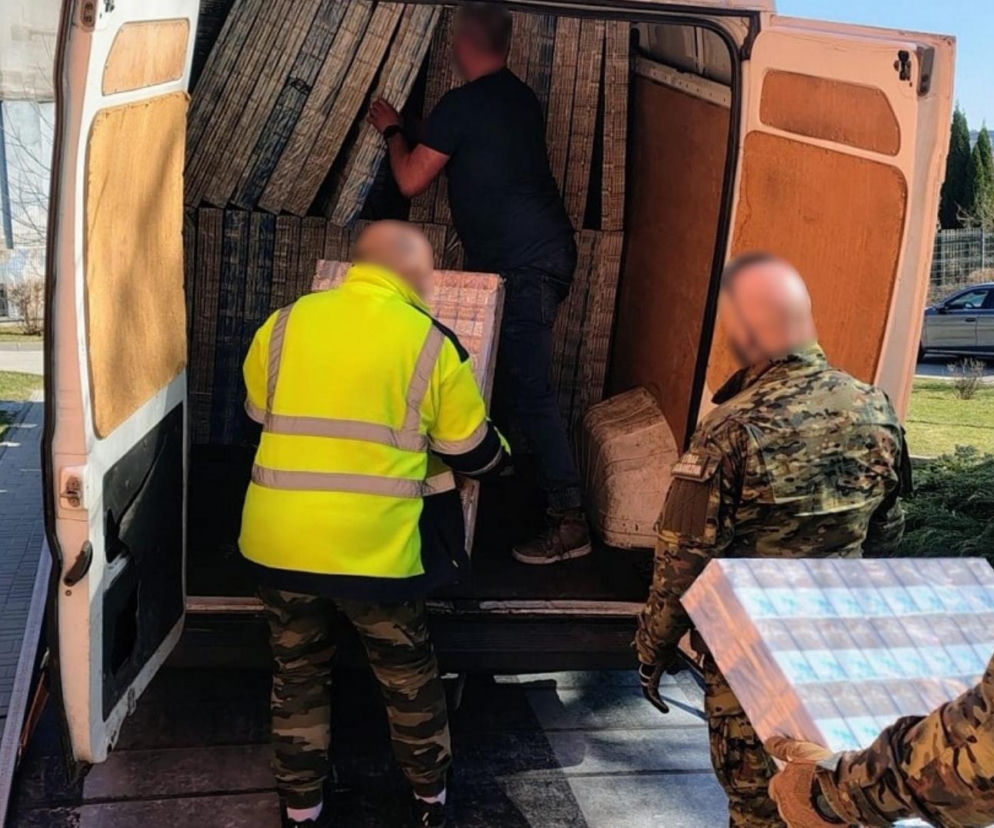 Bus po brzegi wypełniony nielegalnymi papierosami