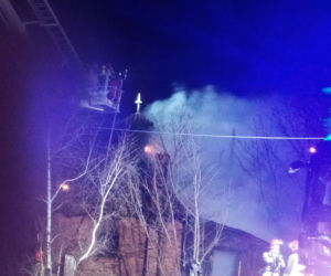 Bydgoszcz: Potężny POŻAR przy cmentarzu! Cztery zastępy w akcji 