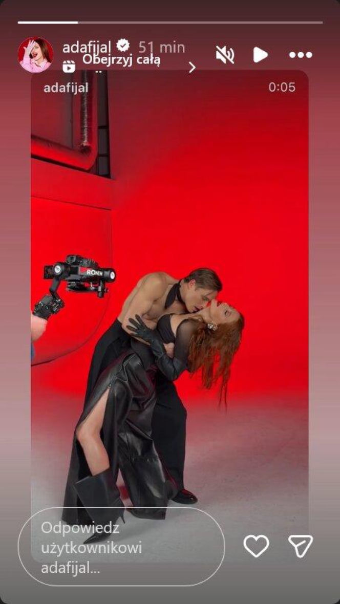 Piękna gwiazda Polsatu i przystojny aktor zrobili to na oczach milionów. Ona m męża, a on się niedawno wziął rozwiódł!