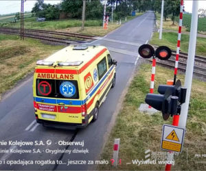 Karetka utknęła między rogatkami tuż przed nadjeżdżającym pociągiem