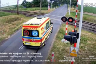 Karetka utknęła między rogatkami tuż przed nadjeżdżającym pociągiem