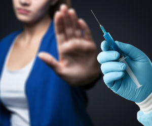 „Zdechniecie!”, „Znajdziemy was!”. Sędziowie lekarscy przerażeni działaniami antyszczepionkowców. Połowa odmawia orzekania